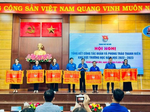Chi đoàn giáo viên trường THPT Linh Trung nhận cờ thi đua từ Thành Đoàn TP. Thủ Đức